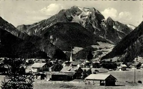 Ak Mayrhofen im Zillertal Tirol, Berglandschaft mit Grünberg, Zillertal, Tirol, Häuser im Vord...