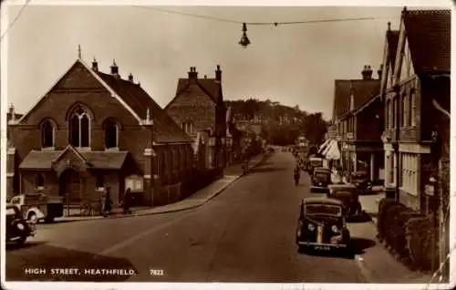 Ak Heathfield East Sussex England, Straße mit historischen Gebäuden, Autos der 1930er Jahre, H...