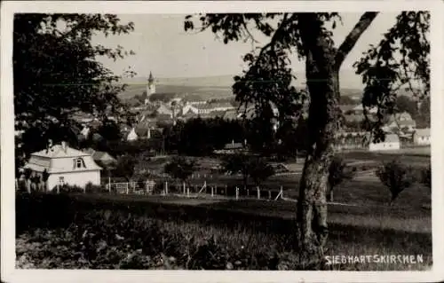 Ak Sieghartskirchen in Niederösterreich, Stadtansicht, Kirchturm, Bäume, Wiesen, Fotografische...