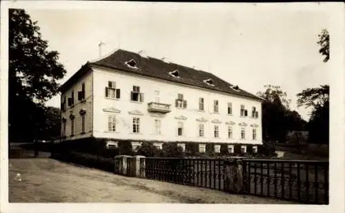 Ak Černovice u Tábora Tschernowitz Region Hochland, Zámek, historisches Gebäude, Bäume, Zaun