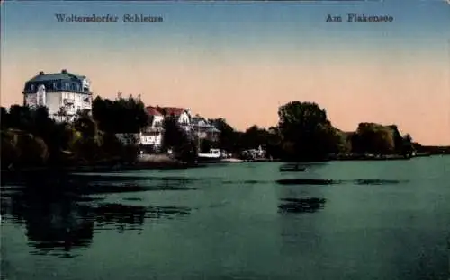 Ak Woltersdorf bei Berlin, Woltersdorfer Schleuse, Am Flakensee, ruhige Landschaft, Häuser am ...