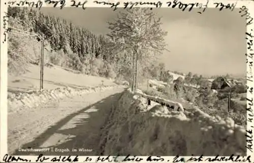 Ak Deutschneudorf im Erzgebirge, Winterlandschaft, Schnee, verschneite Straße, Bäume, 1930er J...