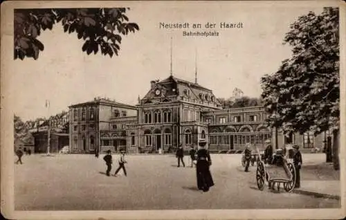 Ak Neustadt an der Haardt Neustadt an der Weinstraße , Bahnhofplatz, alte Architektur, histori...
