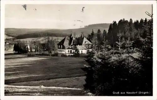 Ak Neudorf Sehmatal im Erzgebirge, Postkarte mit historischem Gebäude, ländliche Umgebung, Wal...