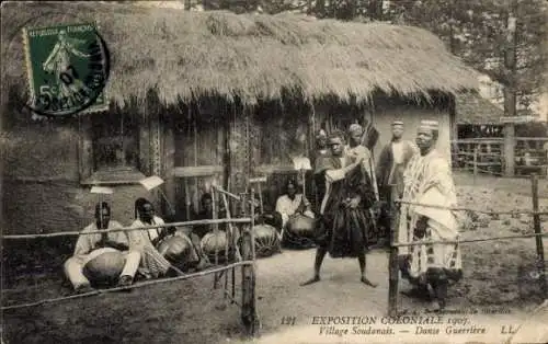 Ak Soudan Francais Mali, Koloniale Ausstellung 1907, Soudanisches Dorf, Kriegerischer Tanz