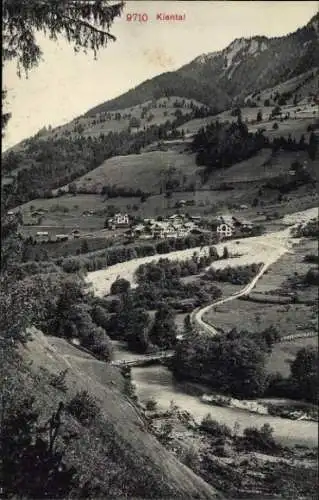 Ak Kiental Kanton Bern, Landschaft mit Bergen, Häusern, Fluss, grünen Wiesen, Bäume