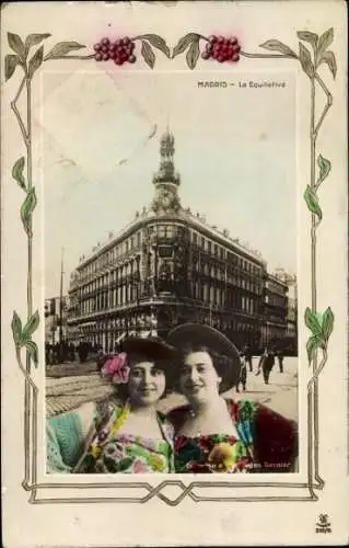 Ak Madrid Spanien, Zwei Frauen in bunten Kleidern, Monument im Hintergrund, Blumendekor