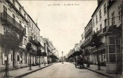 Ak Vichy Allier, La Rue de Paris, alte Gebäude, Bäume, Straßenlaterne, schwarz-weiß