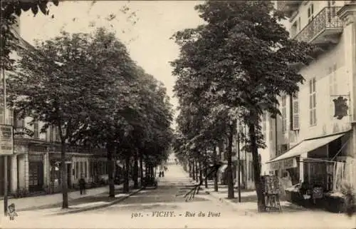 Ak Vichy Allier, Rue du Pont mit Bäumen, Geschäften, Straßenansicht, Schwarz-Weiß-Foto