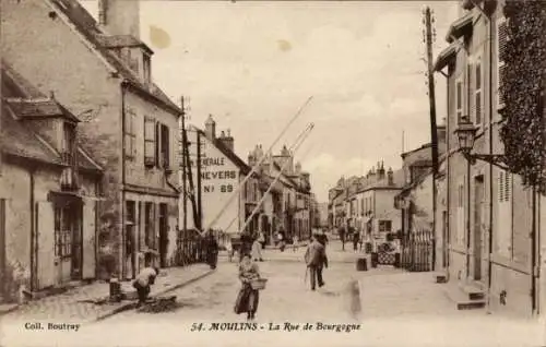 Ak Les Moulins Cherier Loire, Straße La Rue de Bourgogne,  Architektur, Menschen auf der Straße