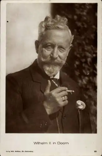 Ak Kaiser Wilhelm II. im Exil in Doorn, Portrait mit Zigarette