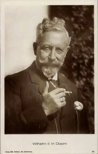 Ak Kaiser Wilhelm II. im Exil in Doorn, Portrait mit Zigarette