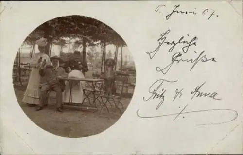 Foto Ak Berlin Wilmersdorf, Gäste in einem Gartenlokal