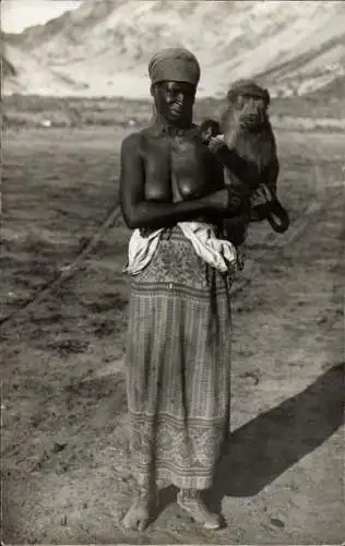 Ak Afrikanerin mit einem Affen, Porträt