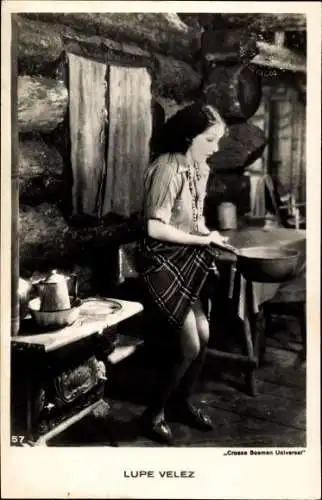 Ak Schauspielerin Lupe Velez, Szenenbild in der Küche, Topf
