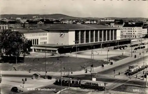 Ak Wien 15. Rudolfsheim Fünfhaus Österreich, Westbahnhof, Straßenseite, Straßenbahnen