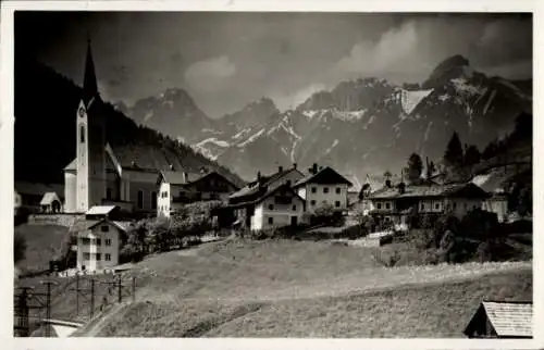 Ak Reith bei Seefeld Tirol, Kirche, Berge, Häuser, Schwarz-Weiß-Foto