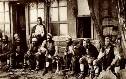 Ak Konstantinopel Istanbul Türkei, Türkische Dienstmänner in Tracht, Wasserpfeifen