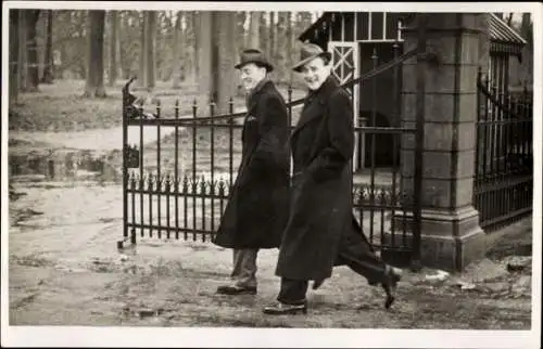 Foto Ak Prinz Bernhard der Niederlande auf einem Spaziergang, Mantel, Hut, 1937