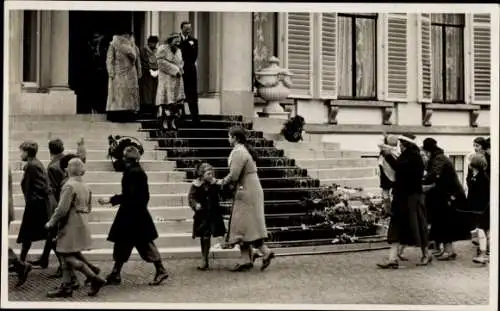 Foto Ak Juliana der Niederlande, Prinz Bernhard, Prinzessin Beatrix, Treppe, Besucher, Kinder