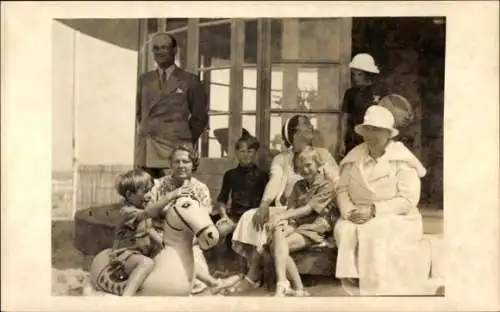 Foto Ak Königin Juliana d. Niederlande, Bernhard, Wilhelmina, Beatrix, Irene, Margriet, Marijke