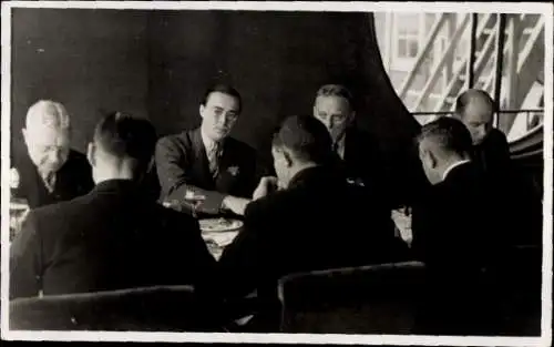 Foto Ak Prinz Bernhard der Niederlande in einer Besprechung, Männer