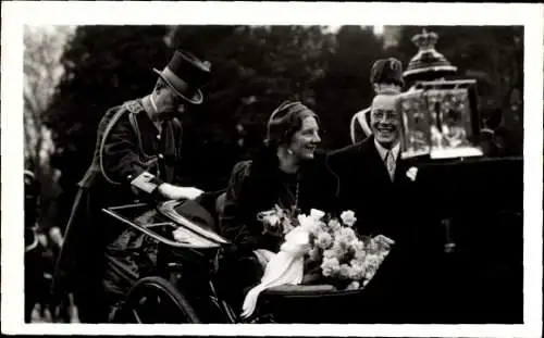 Foto Ak Königin Juliana der Niederlande, Prinz Bernhard, Kutsche