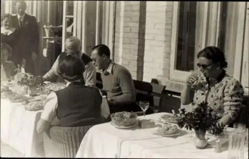 Foto Ak Königin Juliana der Niederlande, Prinz Bernhard, Esstische