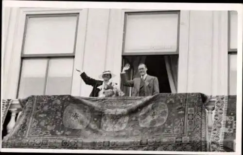Foto Ak Königin Juliana der Niederlande, Prinz Bernhard, winkend auf einem Balkon