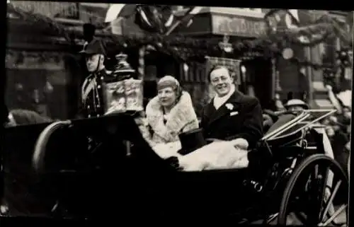 Foto Ak Juliana der Niederlande, Prinz Bernhard, Kutsche