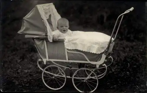 Foto Ak Kleinkind in einem Kinderwagen