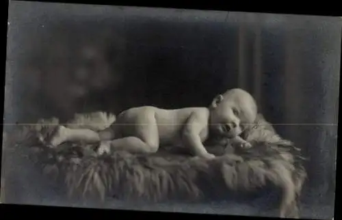 Foto Ak Baby, Portrait auf einem Fell