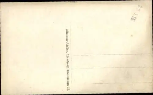 Foto Ak Baby, Portrait auf einem Fell