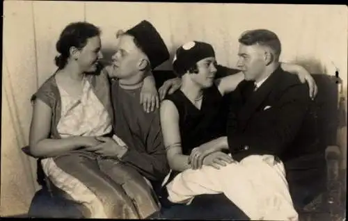 Foto Ak Zwei Liebespaare, Gruppenfoto