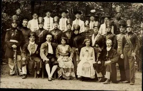 Foto Ak Gruppenfoto, Frauen, Männer in Uniformen