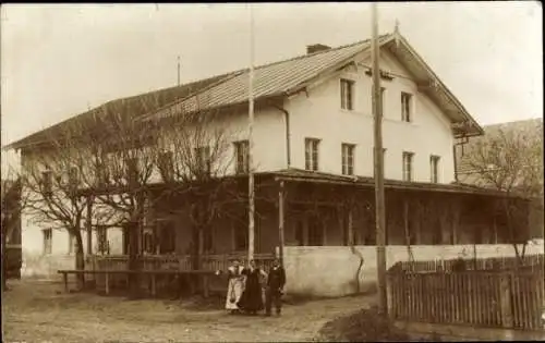 Foto Ak Drei Menschen vor einem Wohnhaus