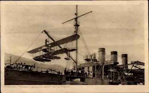 Ak Französisches Marineflugzeug wird aufgefischt, Deutsches Kriegsschiff