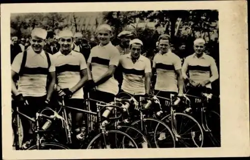 Foto Radrennfahrer, Friedensfahrt?, DDR Mannschaft mit Täve Schur, Fahrräder