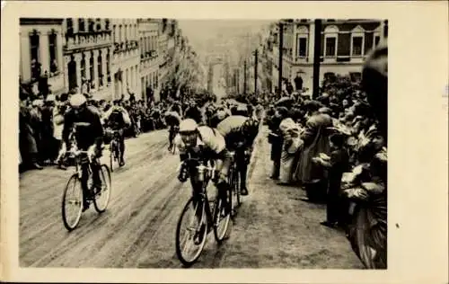 Foto Radrennsport, Friedensfahrt in Meerane, Radrennfahrer beim Aufstieg
