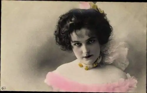 Ak Portrait einer jungen Frau, Halsschmuck, coloriert