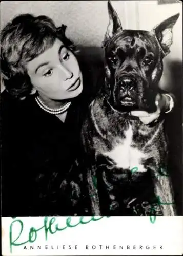 Autogrammkarte Schauspielerin Anneliese Rothenberger mit Hund, Autogramm