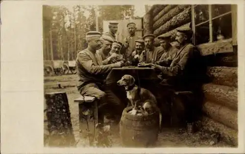 Foto Ak Deutsche Soldaten spielen Karten, Soldatenleben, Hund, I. WK