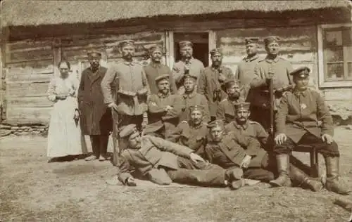Foto Ak Deutsche Soldaten in Uniformen, Gruppenfoto, Wohnhaus, I. WK