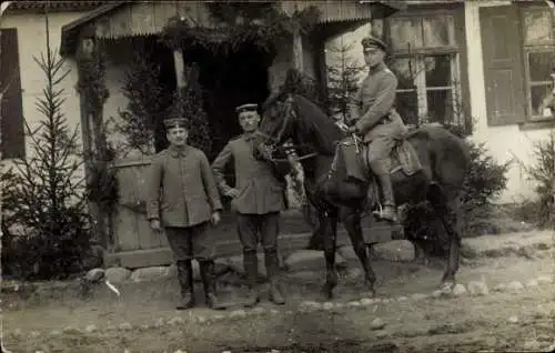 Foto Ak Deutsche Soldaten in Uniform, Pferd, I WK