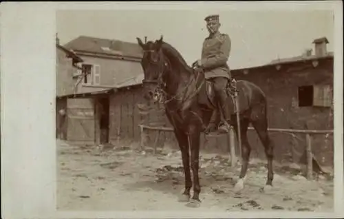 Foto Ak Deutscher Soldat in Uniform zu Pferd, Portrait
