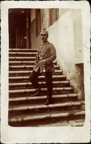 Foto Ak Deutscher Soldat in Uniform, Standportrait