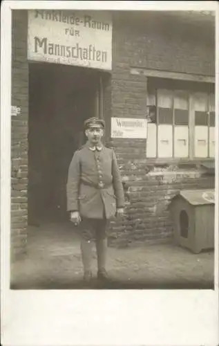 Foto Ak Deutscher Soldat in Uniform, Portrait, Wagenmeister, Ankleide-Raum für Mannschaften