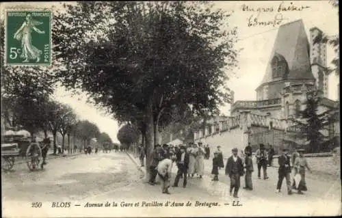 Ak Blois Loir et Cher, Blick auf die Avenue de la Gare, Pavillon d'Aune de Bretagne, Personen ...