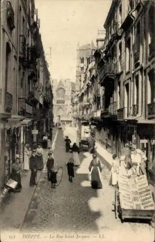 Ak Dieppe Seine Maritime, Bild einer Straße, Menschen, hohe Gebäude, Kirche im Hintergrund
