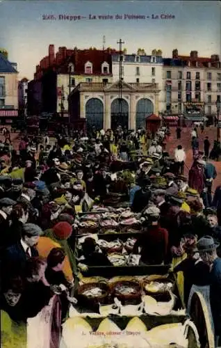 Ak Dieppe Seine Maritime, Marktszene, Menschenmengen, Fischverkauf, historische Atmosphäre